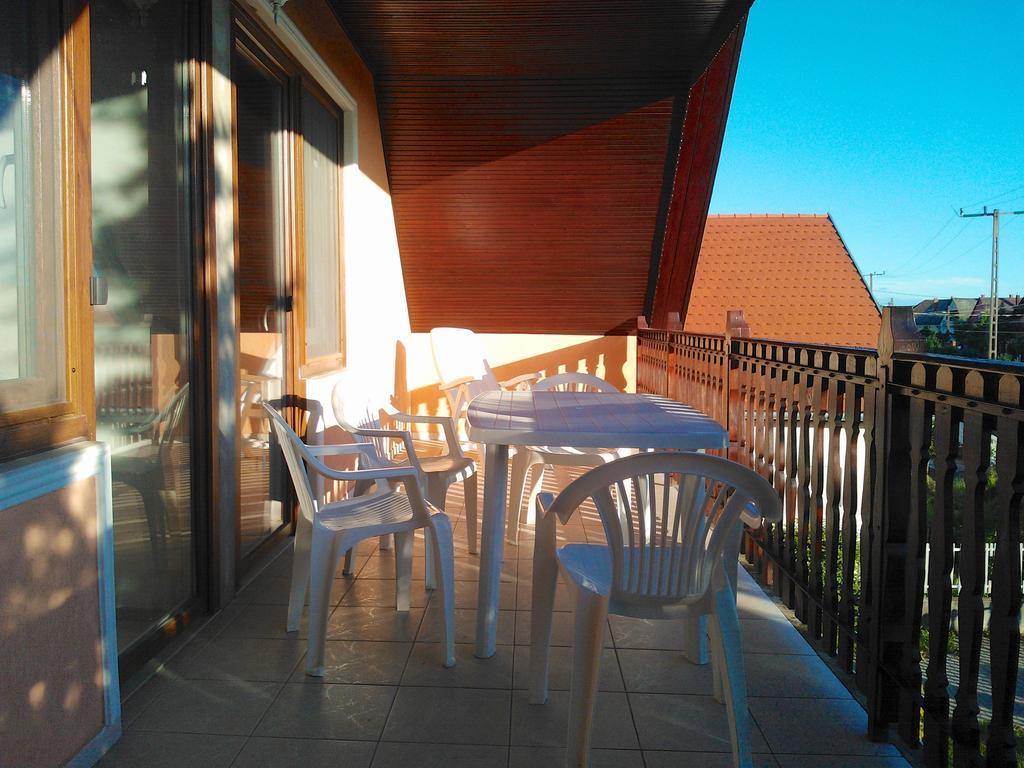 Valentin Vendeghaz Hotell Balatonlelle Rum bild