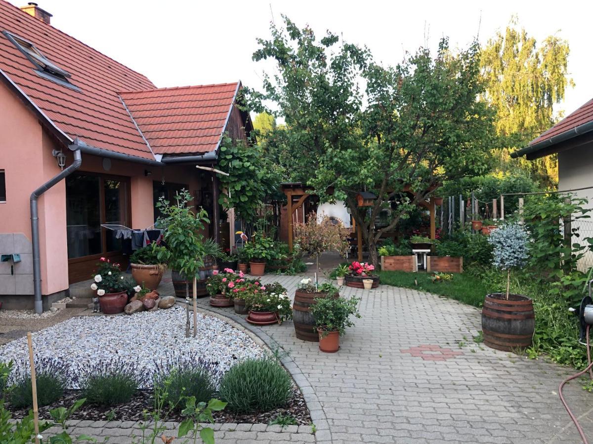 Valentin Vendeghaz Hotell Balatonlelle Exteriör bild