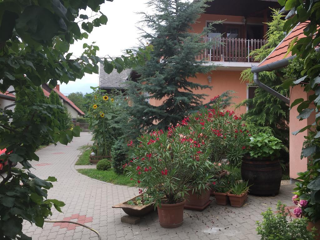 Valentin Vendeghaz Hotell Balatonlelle Exteriör bild